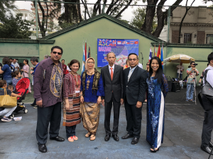 Embajadores de Malasia, Filipinas, Indonesia, Vietnam, Tailandia y Lien Pham en Bazaar Asean año 2018- en embajada de Tailandia